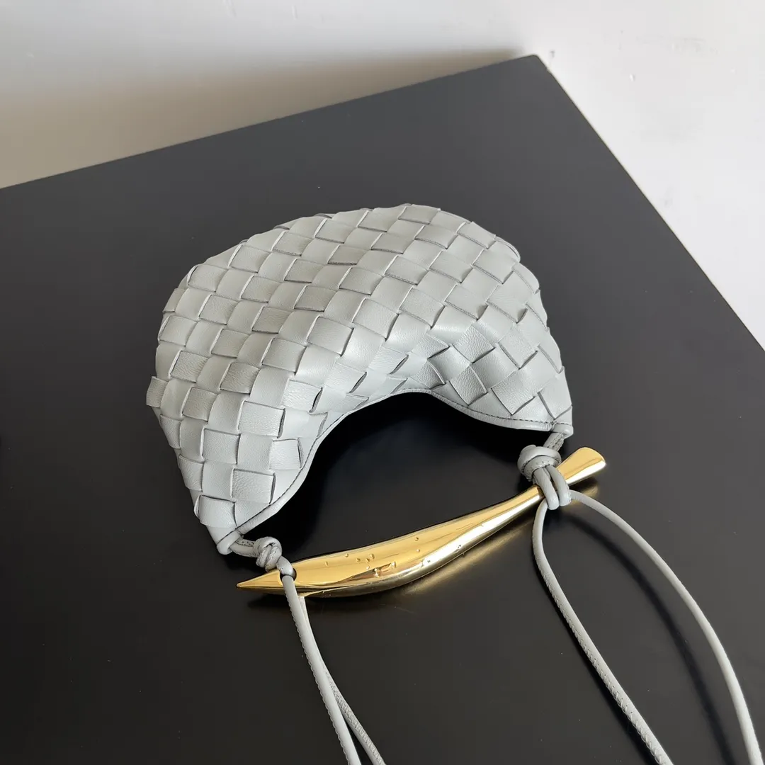 Batch of 1260 BV Mini Sardine is coming‼ ️Super high-end, stainless steel hardware + 24k real gold plating process, fish scales (concave and convex positions) are the finishing touch, the sardine bag that can be carried cross-body is completely beautiful to the heart. The metal element handle and the weaving are perfectly combined to completely integrate the artistic sense and elegance and fashion. It is really like a work of art🏺The large size is elegant, the small size is exquisite and cute, a must-have item for fashionistas, and the details are perfectly reproduced. Style number: 744267 Size 20*12*2.5